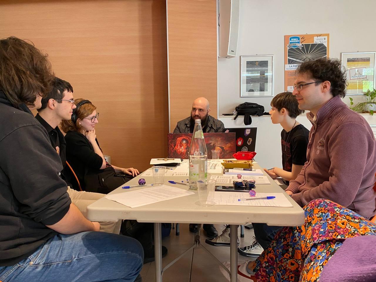 Il gruppo ascolta il Game Master dietro lo schermo