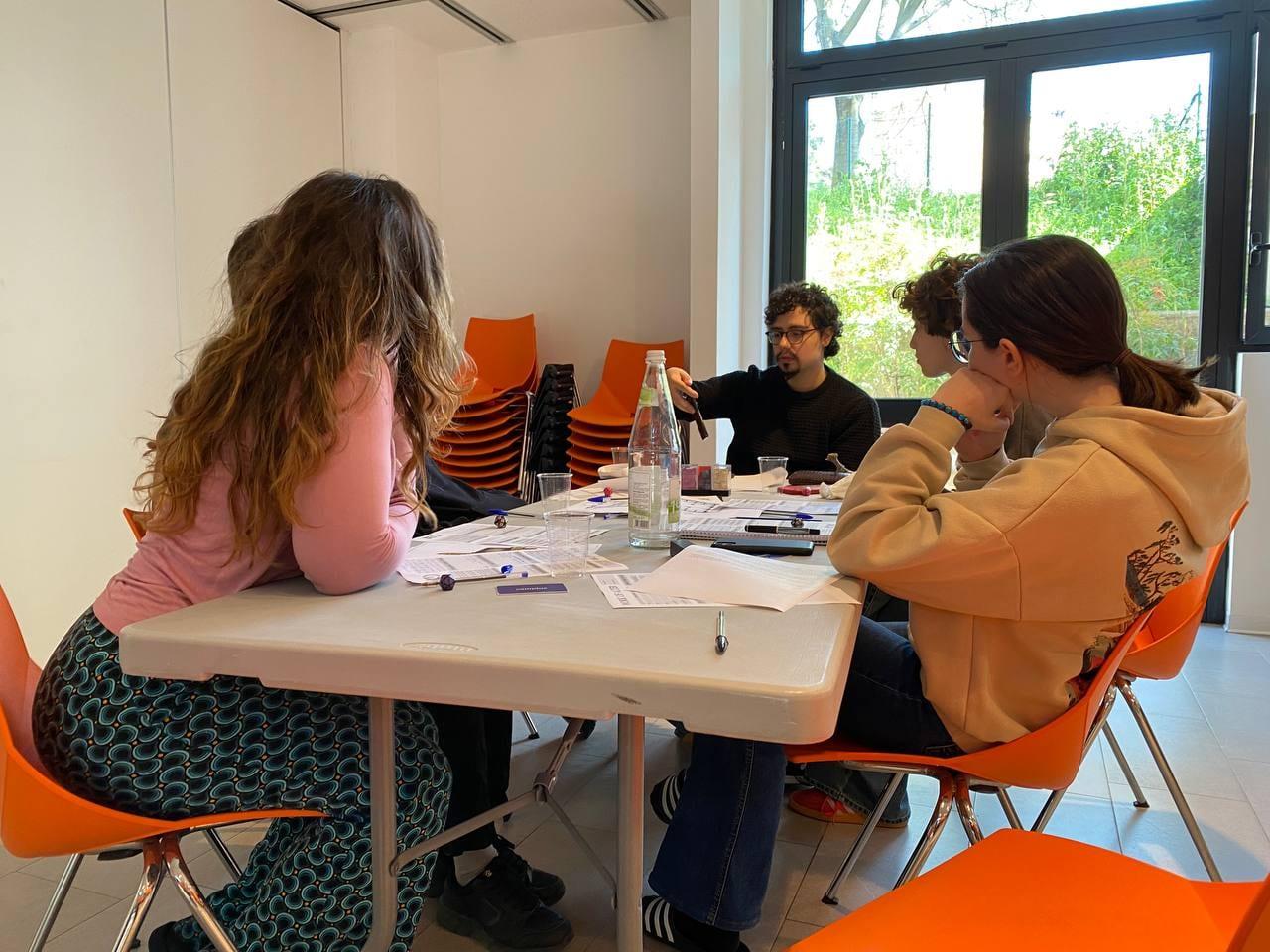 Un tavolo di gioco al lavoro su uno scenario