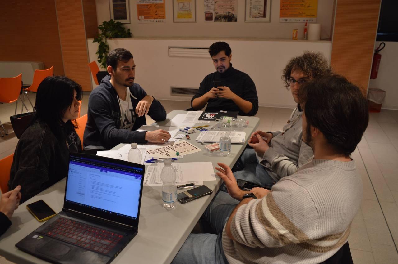 Sessione serale: il gruppo discute la prossima mossa