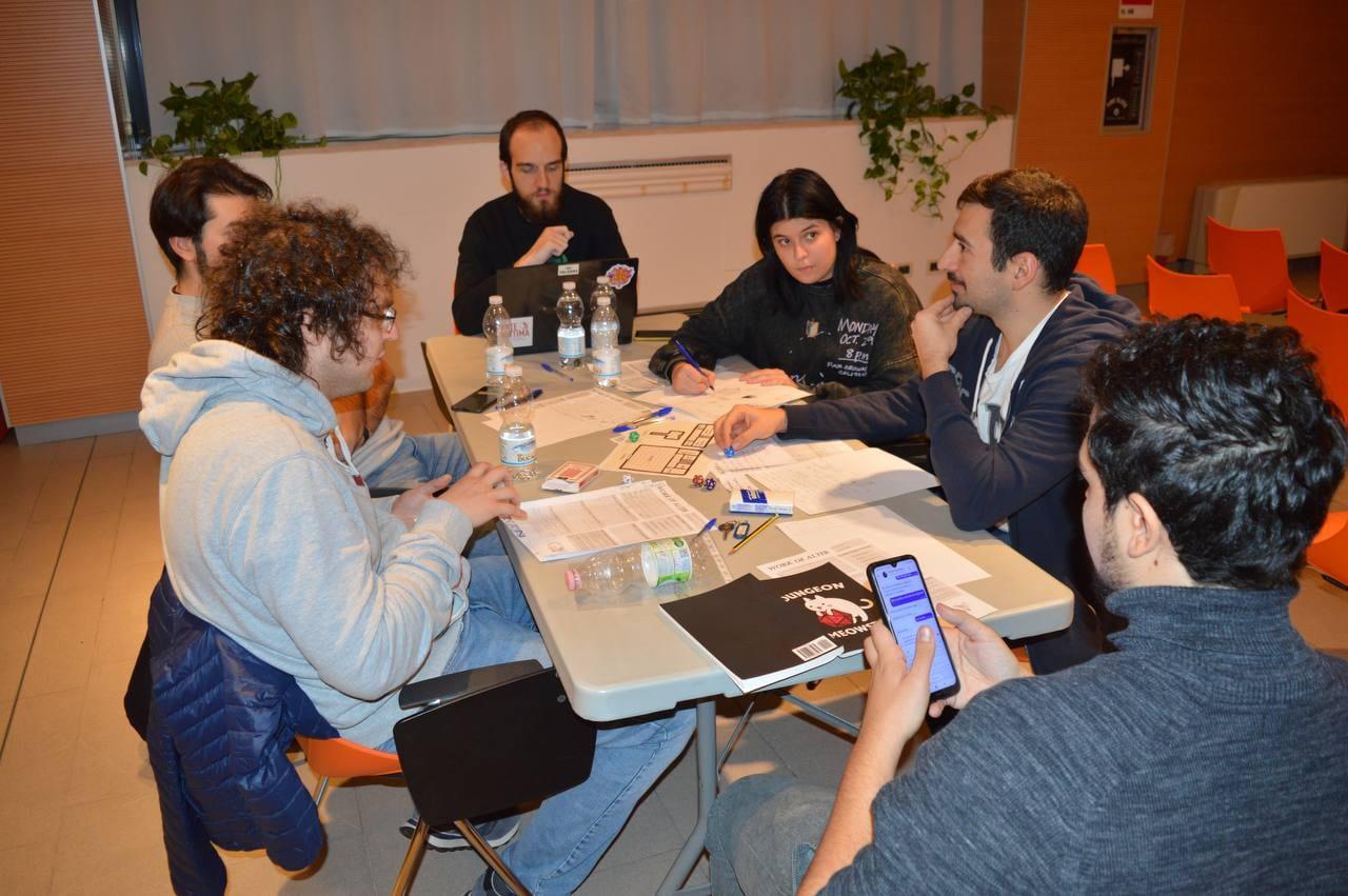 Il gruppo collabora per risolvere lo scenario