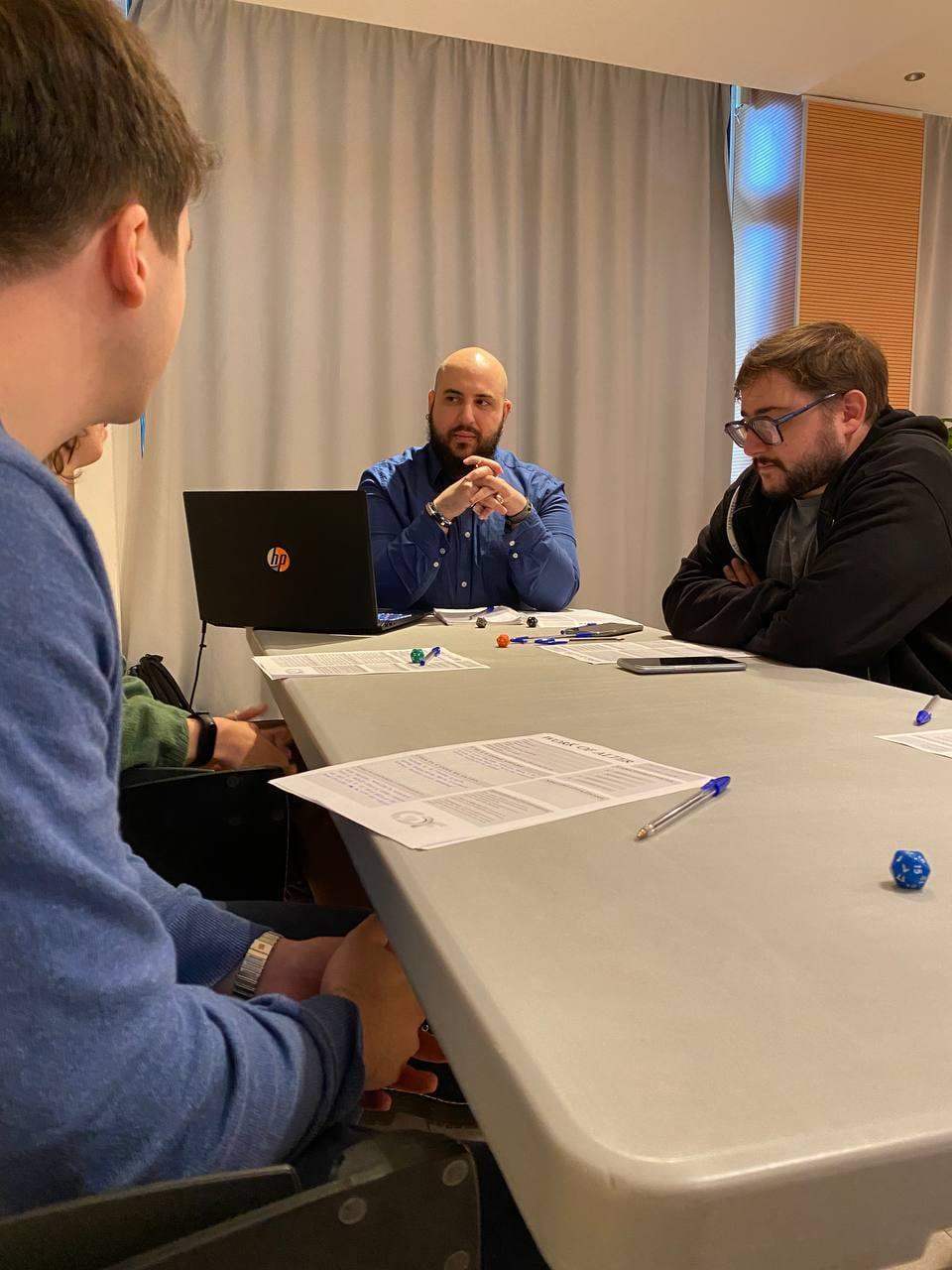 Il Game Master al tavolo con il gruppo